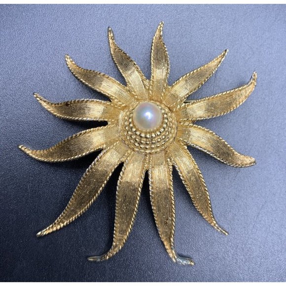 Boucher Flower Brooch Pin Faux Pearl Gold Tone Floral Classic Signed Vintage - Picture 1 of 7